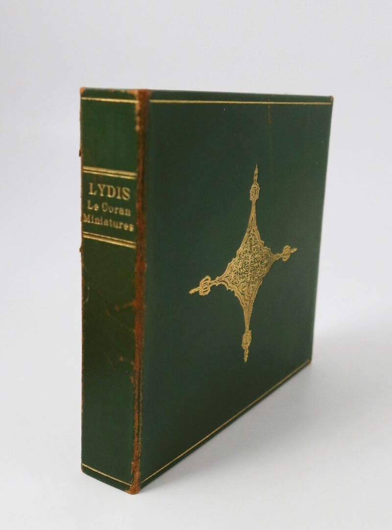 Null 很多书，包括

LYDIS（Mariette）。Le Coran.巴黎：古代和现代艺术书籍协会，[1927]。- 12开本，绿色玄关，带翻盖，装饰有东&hellip;