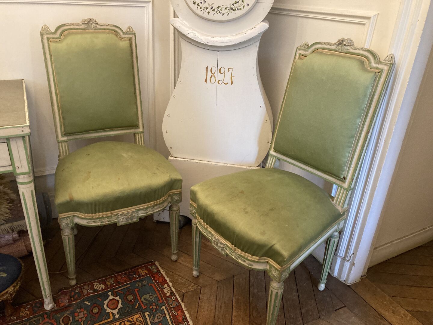 Null Paire de chaises de style Louis XVI en bois laqué crème et rechampis vert

&hellip;
