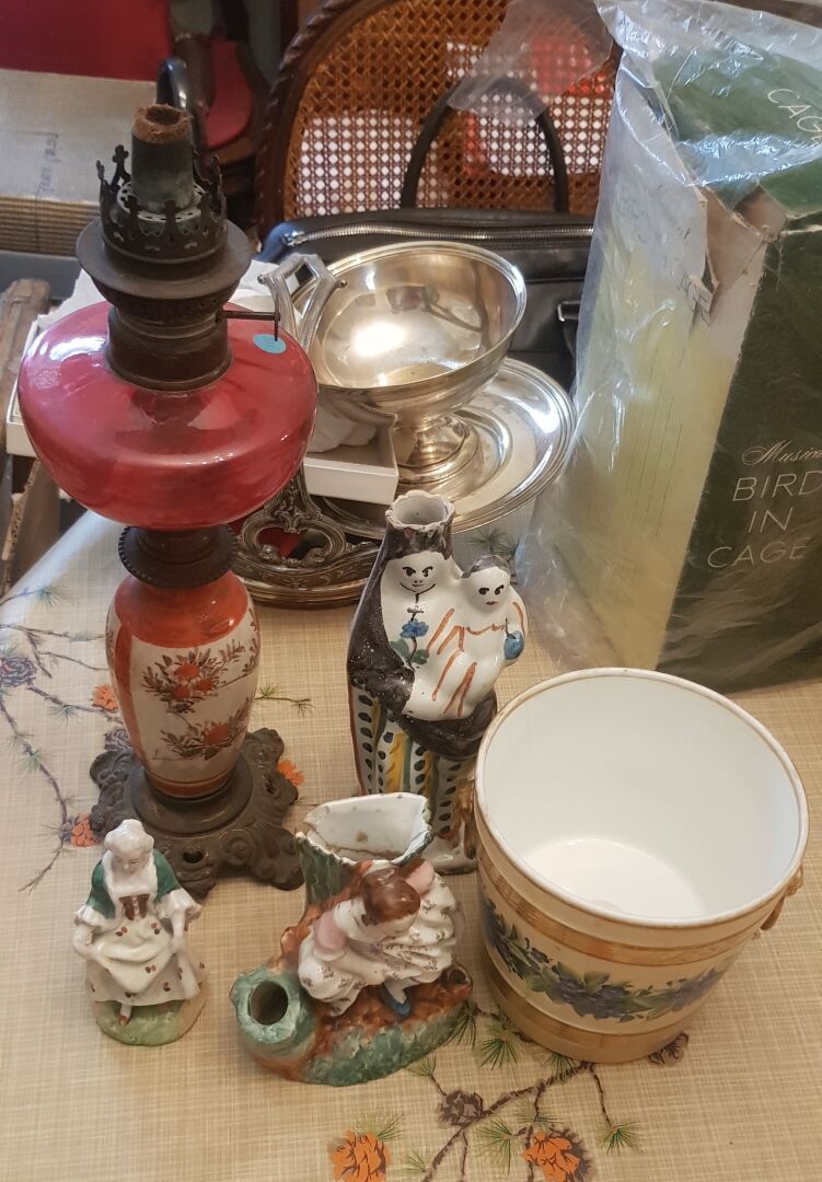 Null 一批陶瓷，一个塞夫勒瓷器rafraichissoir，两组瓷器，一个油灯（事故和修复）。