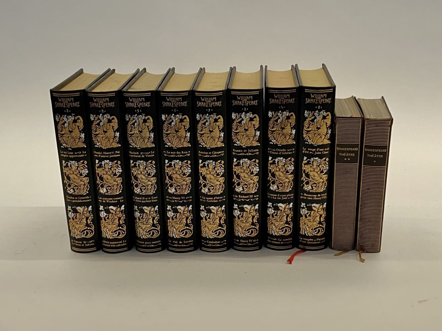 Null 莎士比亚。全集》，Jean de Bonnot出版社，巴黎。10卷8开本。

用印有图案的黑色马可布装订。