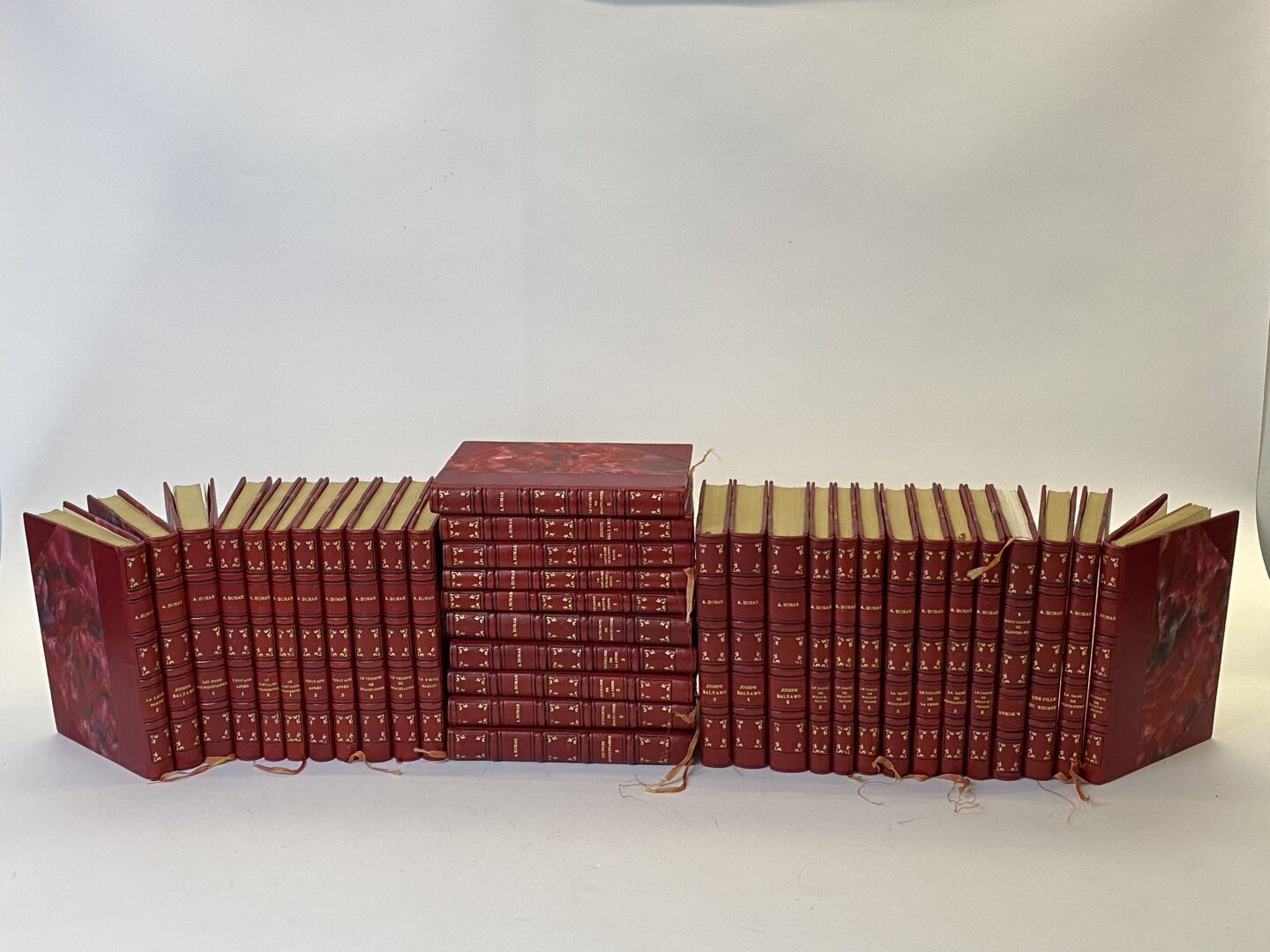Null 大仲马作品，路易-康纳德，巴黎。35卷，8开本。用红色半马洛尼卡装订，有边角。