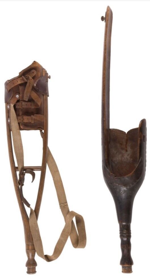 Null Dos piernas de madera, prótesis de madera y cuero:

- pierna con dos ramas &hellip;