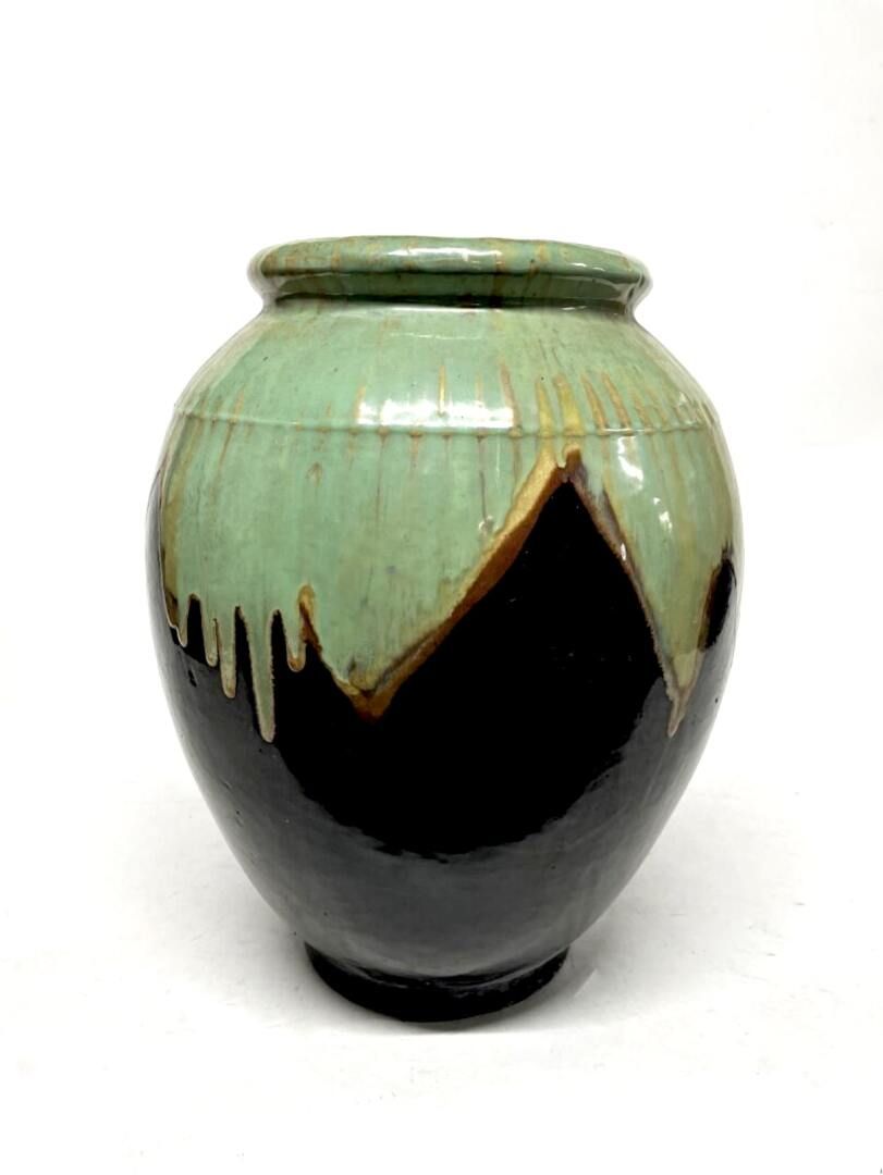 Null 巴黎TURNAU

紫罗兰和赭石色泽的陶土釉面大花瓶，底座下有签名

高度45.5厘米
