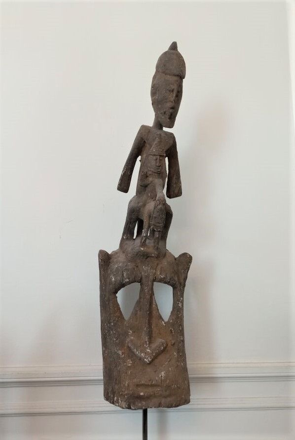Null Von einem Reiter gekrönte Maske im Dogon-Stil, Mali.

H. 75 cm