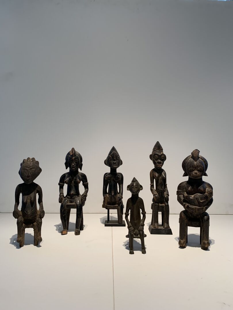 Null Un ensemble de 6 statuettes Senoufo assises dont une en bronze, R.C.I. Bois&hellip;