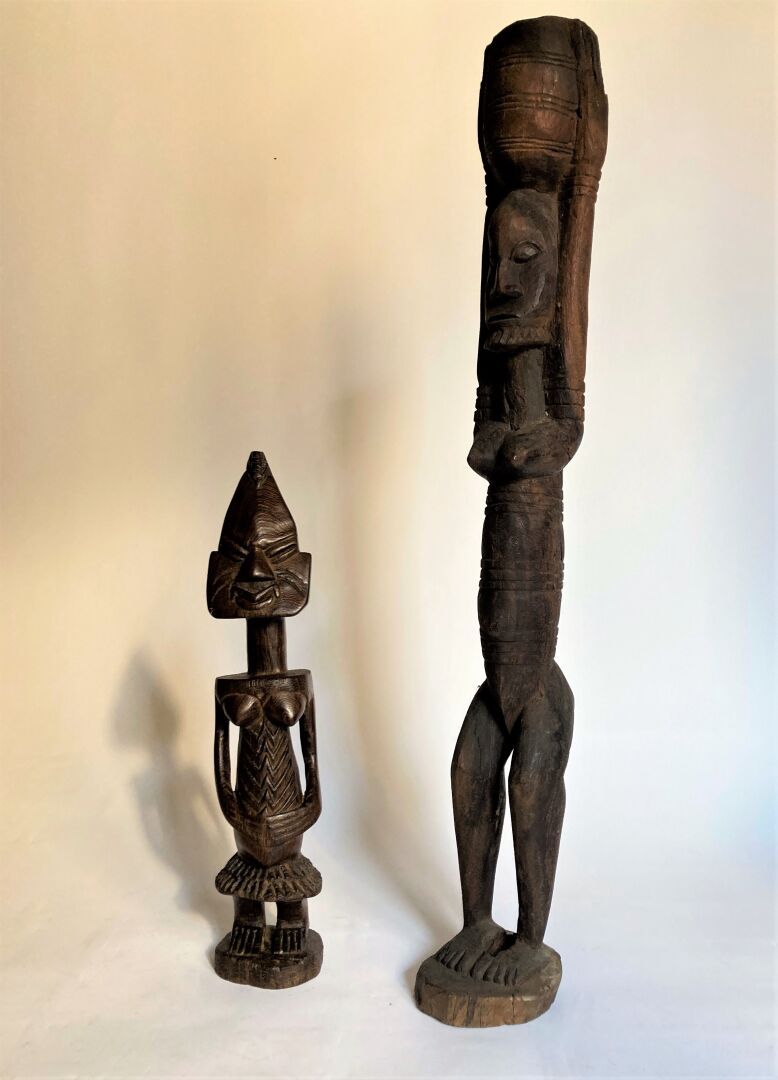 Null 代表人物的雕像，举起手臂，泰勒姆风格（马里）。

高度为72厘米和42厘米