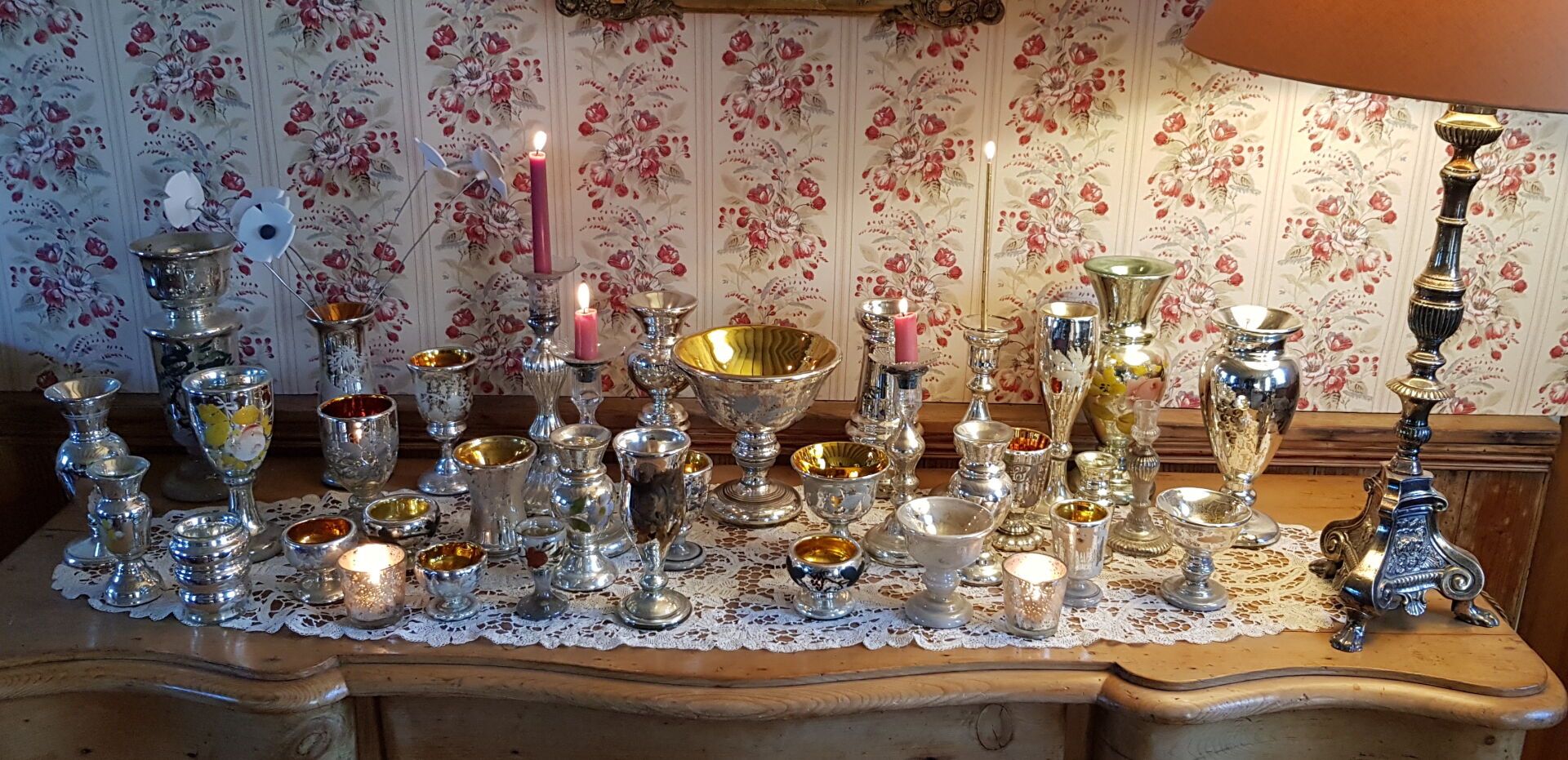Null Sammlung von Eglomisé-Gläsern wie Fackeln, Gläsern und Schalen, Vasen, Soli&hellip;