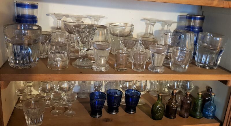 Null Important lot of various glassware, molded bottles