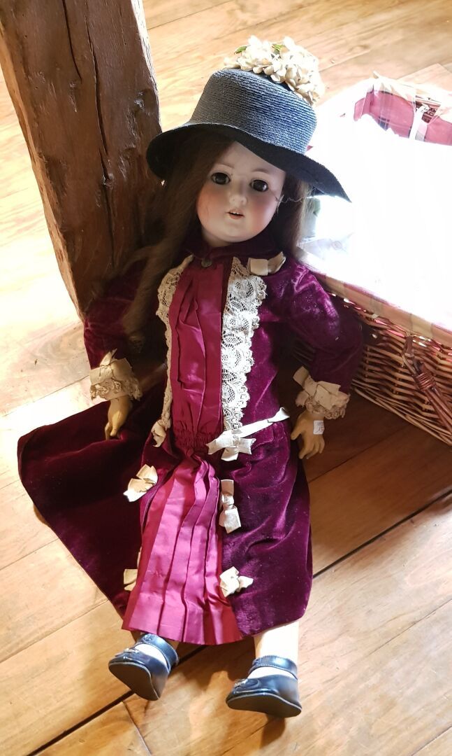 Null Eine deutsche Puppe mit Kleidung und Hüten