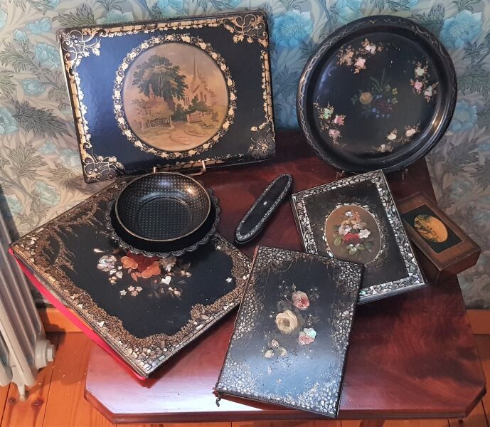 Null 一套4个办公桌记事本或信筒，圆形托盘，望远镜盒，盒子和两个装饰有鲜花和风景的漆纸碗
19世纪晚期