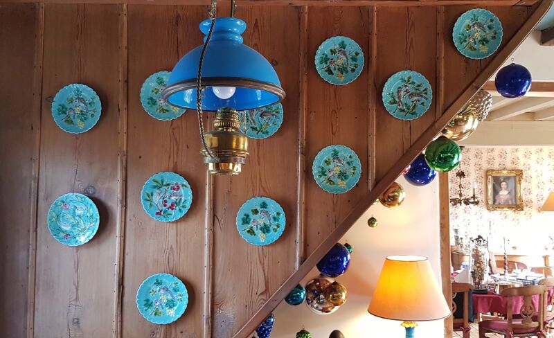 Null Suite de onze assiettes en barbotine à fond bleu turquoise décor moulé d'oi&hellip;