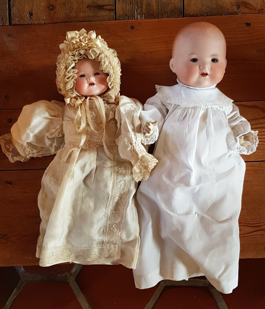 Null Lot comprenant
Deux poupons en robe de baptême 
deux poupées 
deux chapeaux