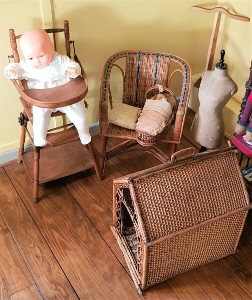 Null 一批儿童家具，包括一把高脚椅，一把柳条扶手椅，一个假人。附有一个柳条编织的壁龛。