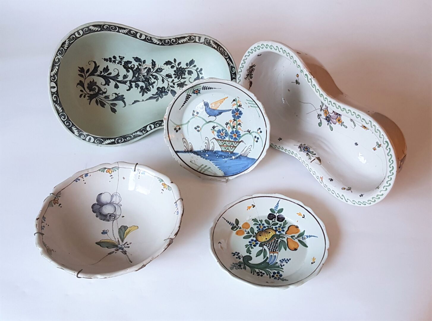 Null 一批陶器（内韦尔-鲁昂），包括两个坐浴盆（修复），两个盘子和一个沙拉碗