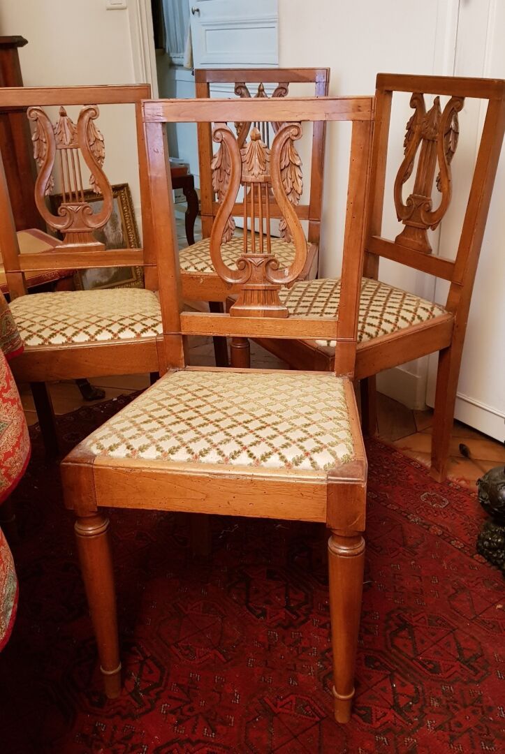 Null Quatre chaises en bois naturel à dossier sculpté lyre
XIXème siècle

On y j&hellip;