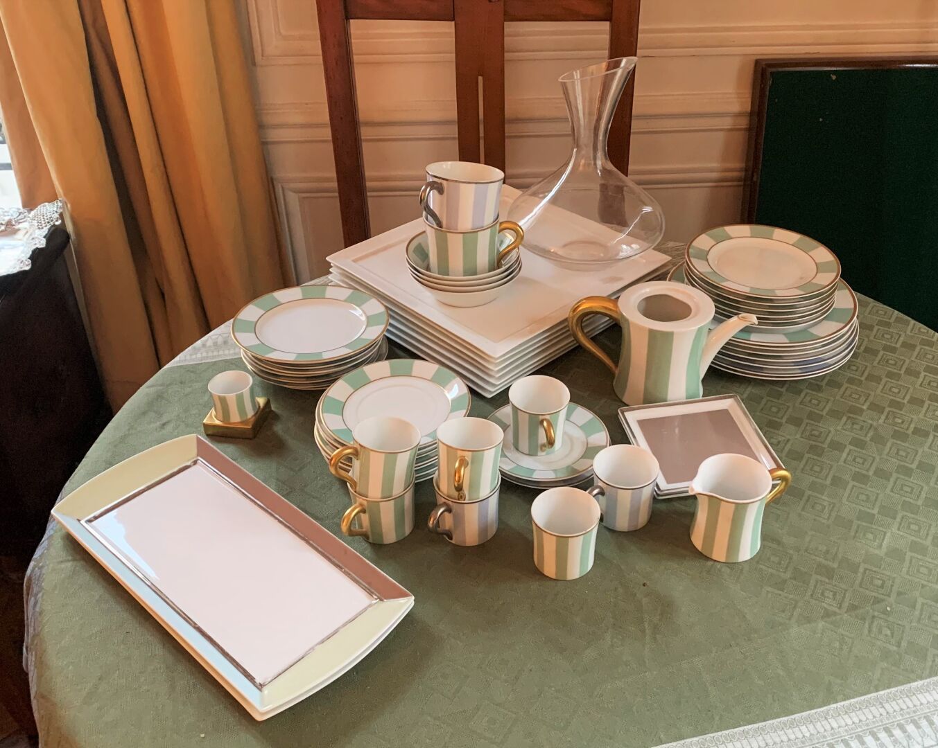 Null Parties de services à thé porcelaine Bernardaud et assiettes diverses, cara&hellip;