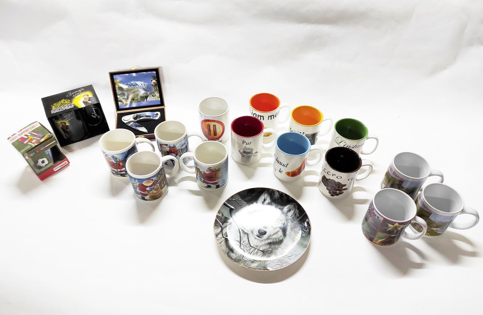 Null Une collection de mugs (Noël, Johnny Halliday, Foot, souvenir de voyage, pu&hellip;