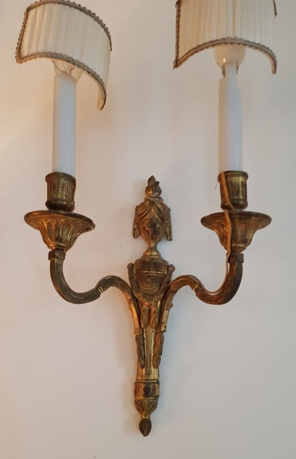 Null Paire d'appliques en bronze doré deux lumières de style Louis XVI
Haut: 32.&hellip;