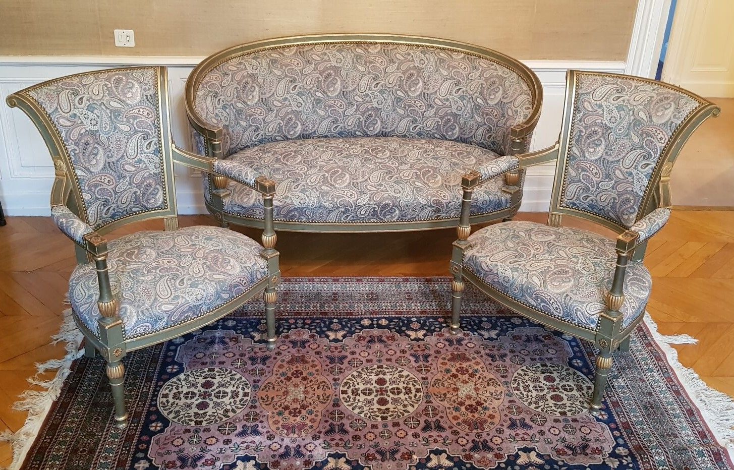 Null Directoire风格的客厅，有一个篮子沙发和两个扶手椅
20世纪