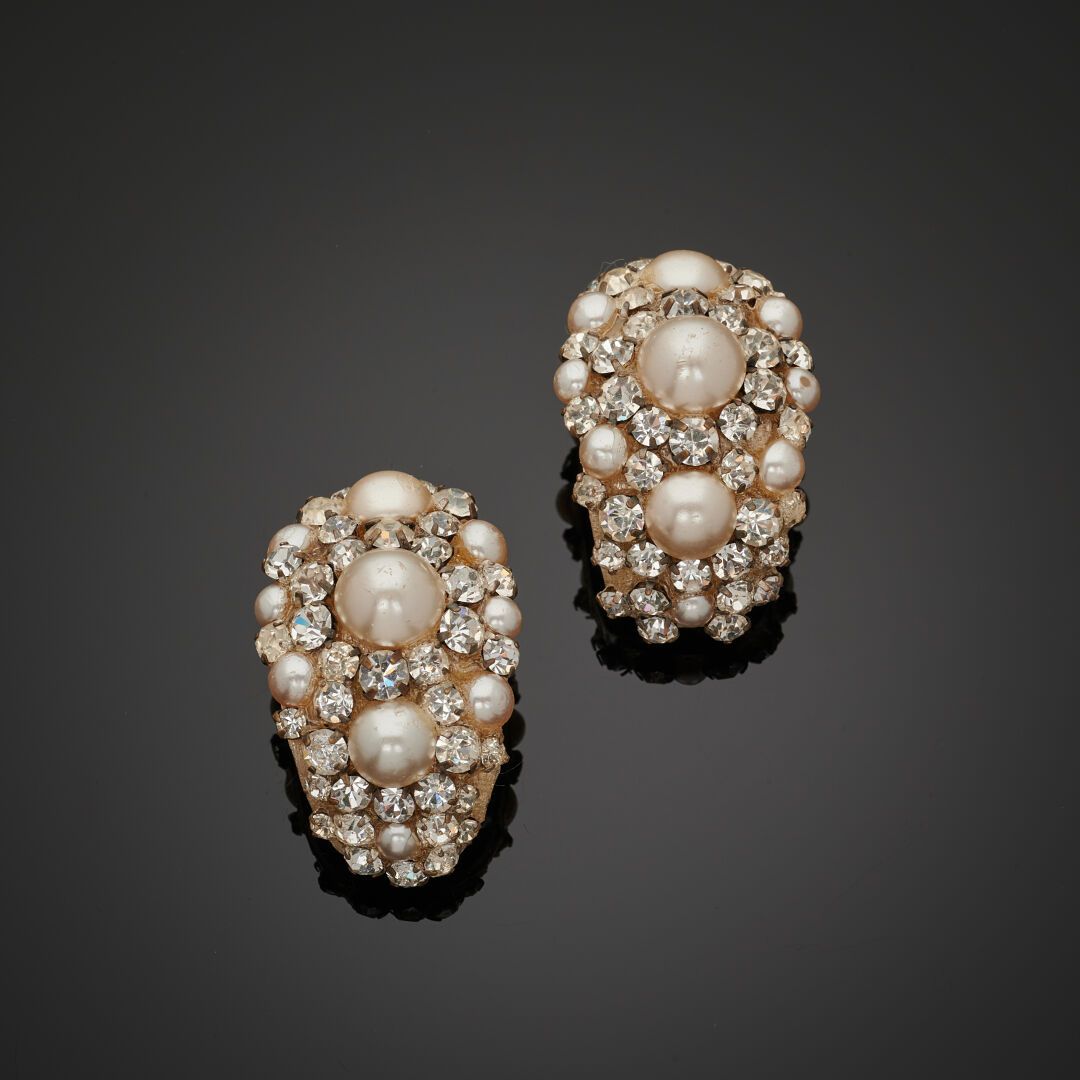 Null 一对饰有白色宝石和梦幻半珍珠的金属耳夹。
签名：Sonia
高 4 厘米（部分白色宝石缺失）