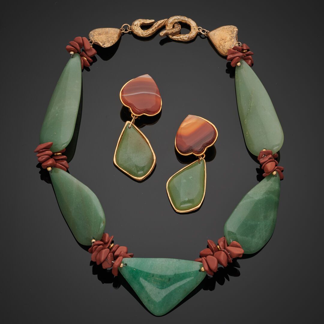 Null 伊夫-圣罗兰 Rive Gauche 系列
两件作品：一条绿色翡翠石和橙色珊瑚石项链，一对绿色翡翠石和橙色琥珀石耳夹。已签约
长度：50 厘米和 7 &hellip;