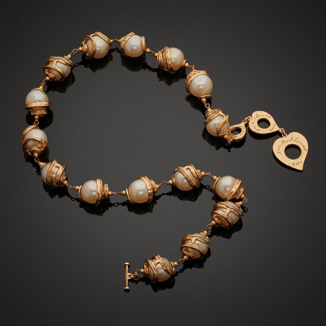 Null 伊夫-圣罗兰
镀金金属项链，镶嵌大型梦幻珍珠。已签约
长 65 厘米（意外）