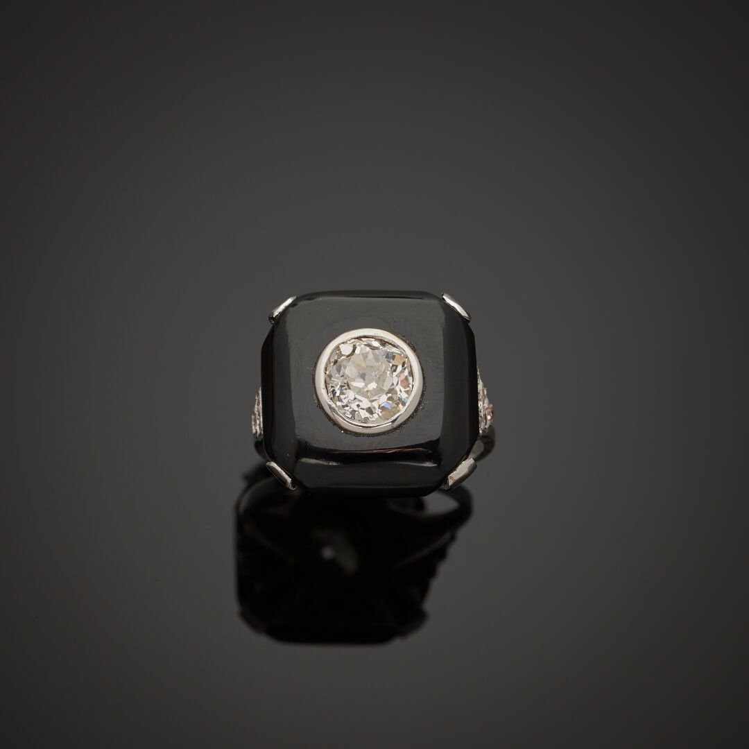 Null 18K 750‰白金戒指，镶嵌一颗枕形缟玛瑙，缟玛瑙上镶嵌一颗旧式切割钻石，戒指上两次镶嵌九颗八分之一切割钻石。
中央钻石重约 1 克拉。
法国作品
&hellip;