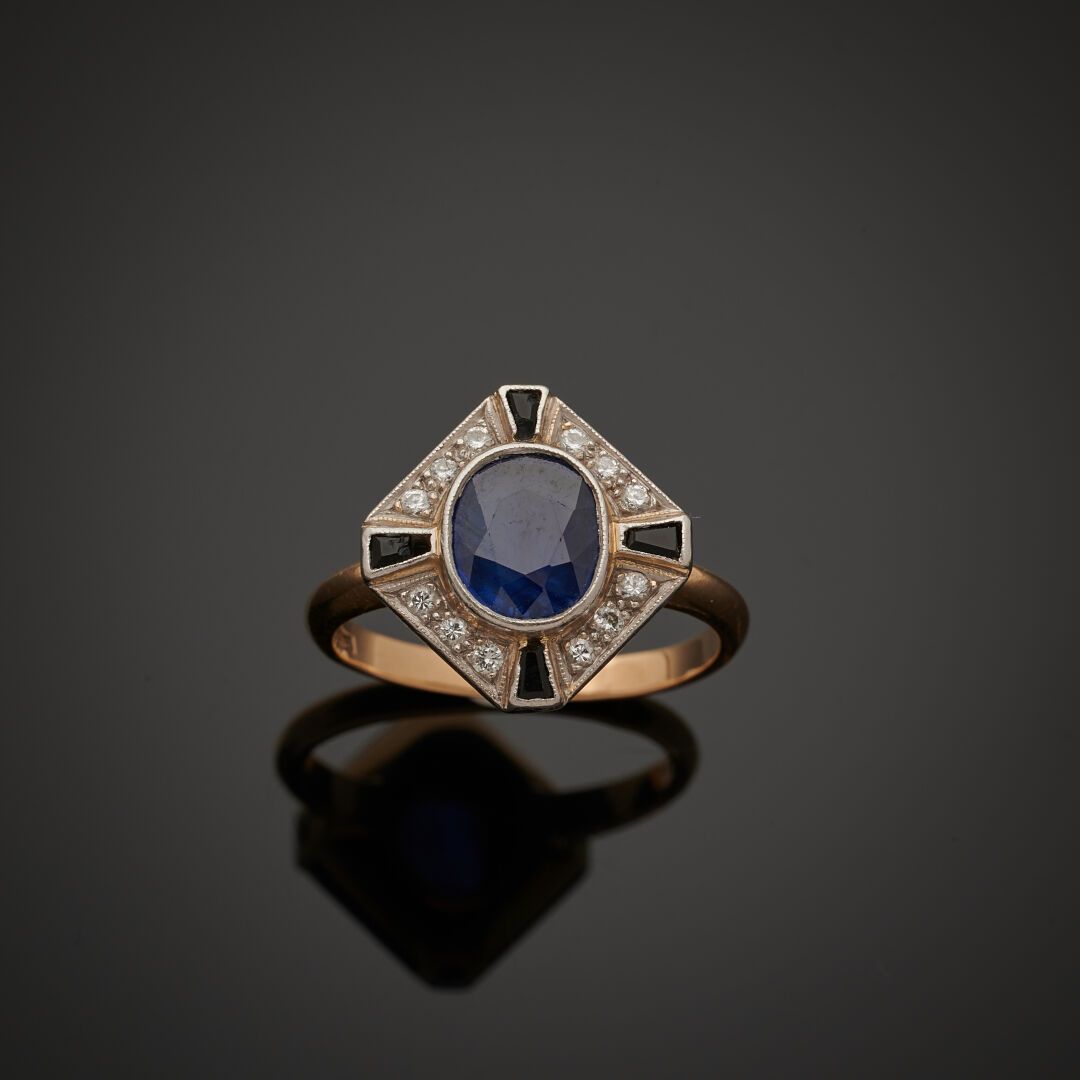 Null 双色 18K 750‰金戒指，菱形，镶嵌一颗蓝宝石（加热），心形周围镶嵌锥形切割蓝宝石，中间交替镶嵌三颗明亮式切割钻石。
手指尺寸 51
毛重：5.3&hellip;