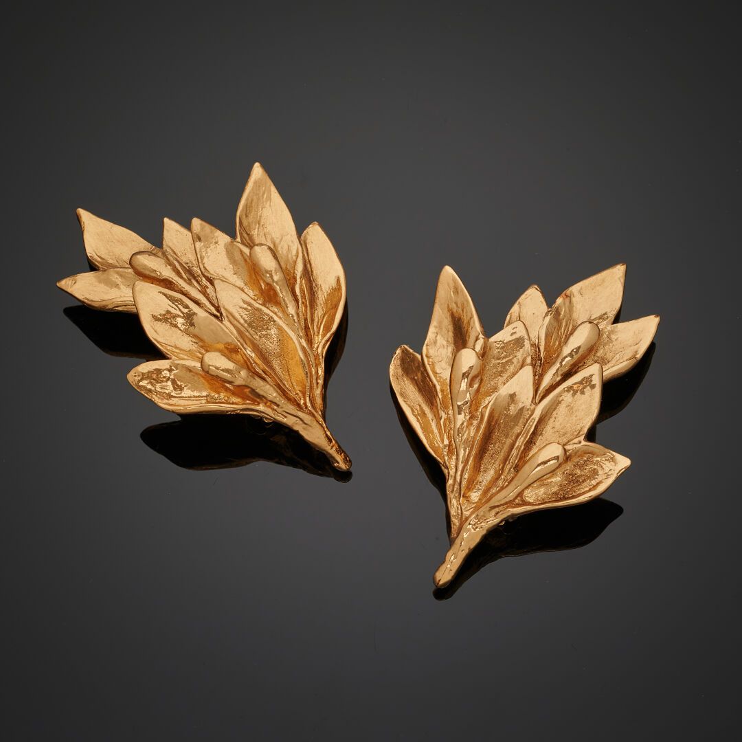 Null Yves SAINT LAURENT
Paire de clips d'oreilles en métal doré à décor de feuil&hellip;