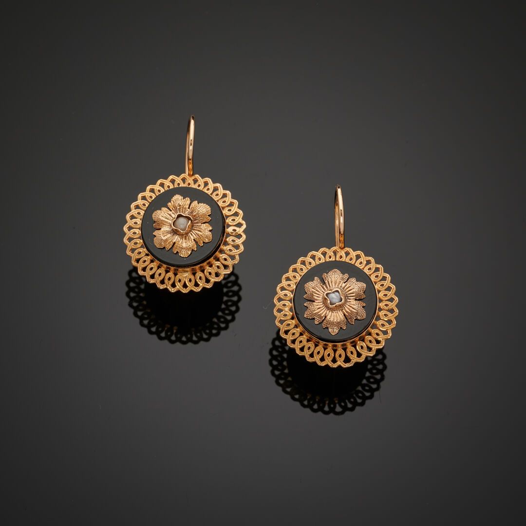 Null Coppia di orecchini in oro giallo 750‰ (18 carati), di forma rotonda, ornat&hellip;