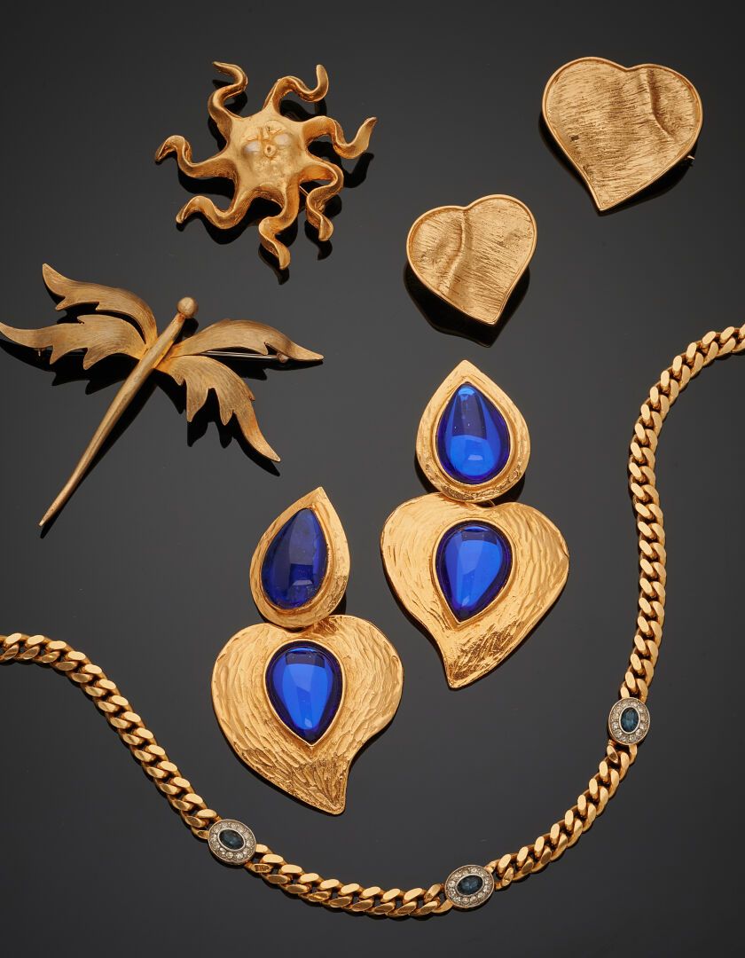 Null Lot de bijoux de fantaisie :
YVES SAINT LAURENT Importante paire de pendant&hellip;