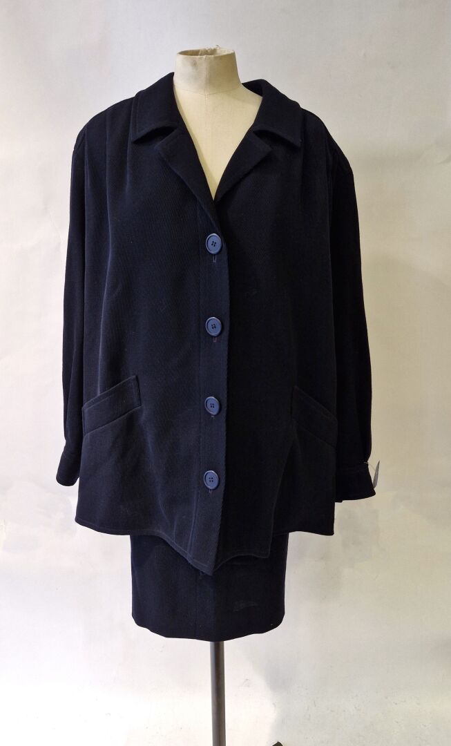 Null 伊夫-圣罗兰高级定制时装
深蓝色羊毛裙套装
S.46-48 约