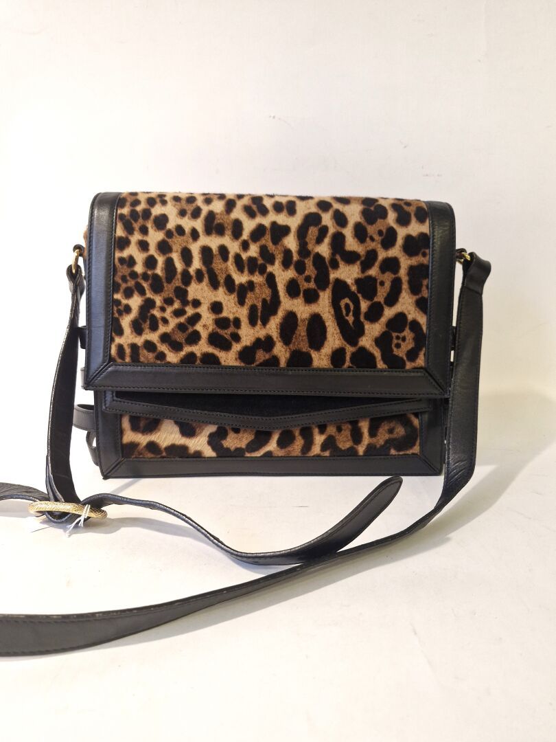 Null Christian LOUBOUTIN
Black leather and leopard skin shoulder bag
27 x 21 x 5&hellip;