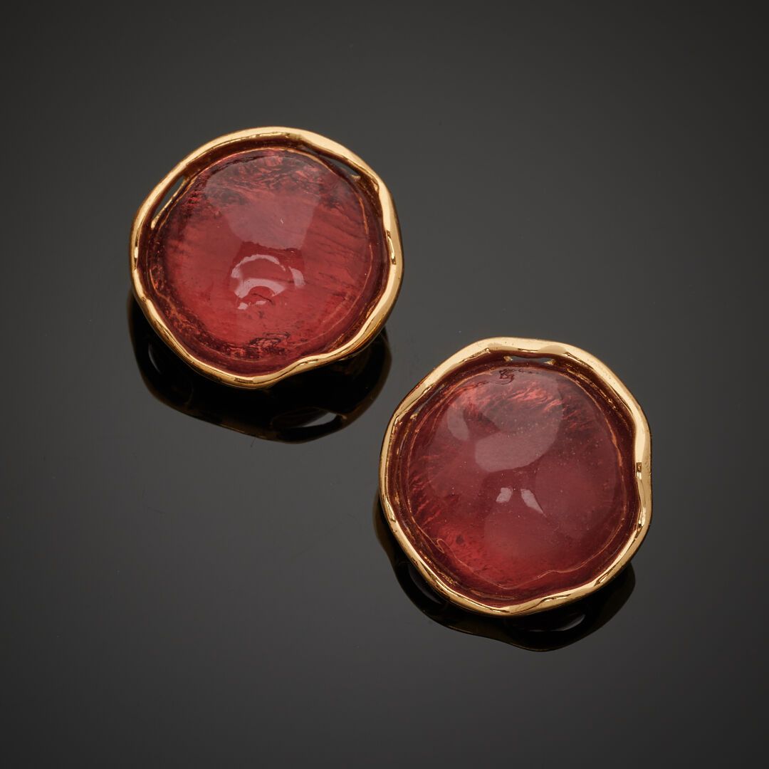 Null Yves SAINT LAURENT
Pair of round ear clips in gilded metal and red cabochon&hellip;