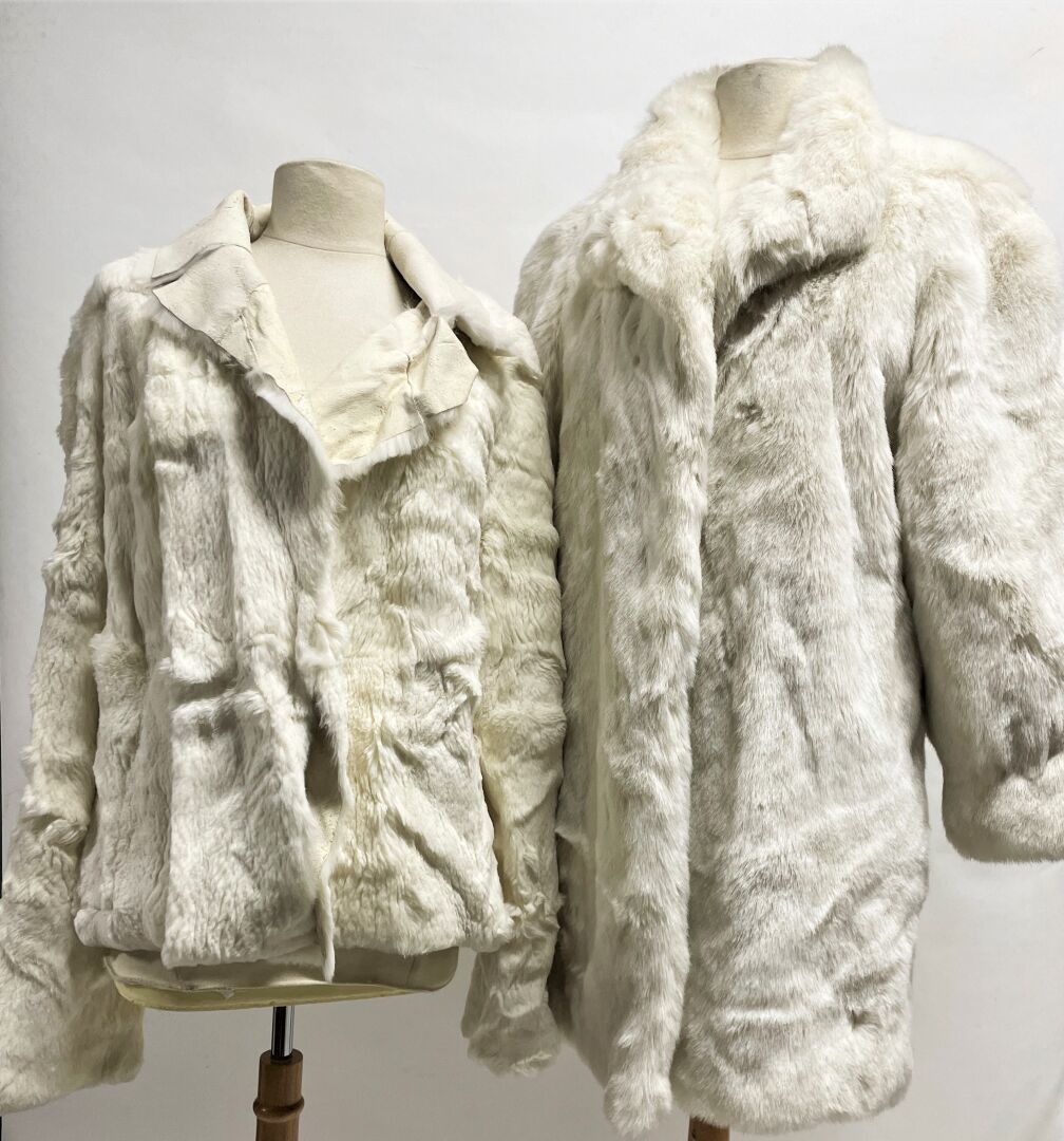 Null Lot comprenant :
- Une veste en fourrure de lapin ivoire non doublée à col &hellip;