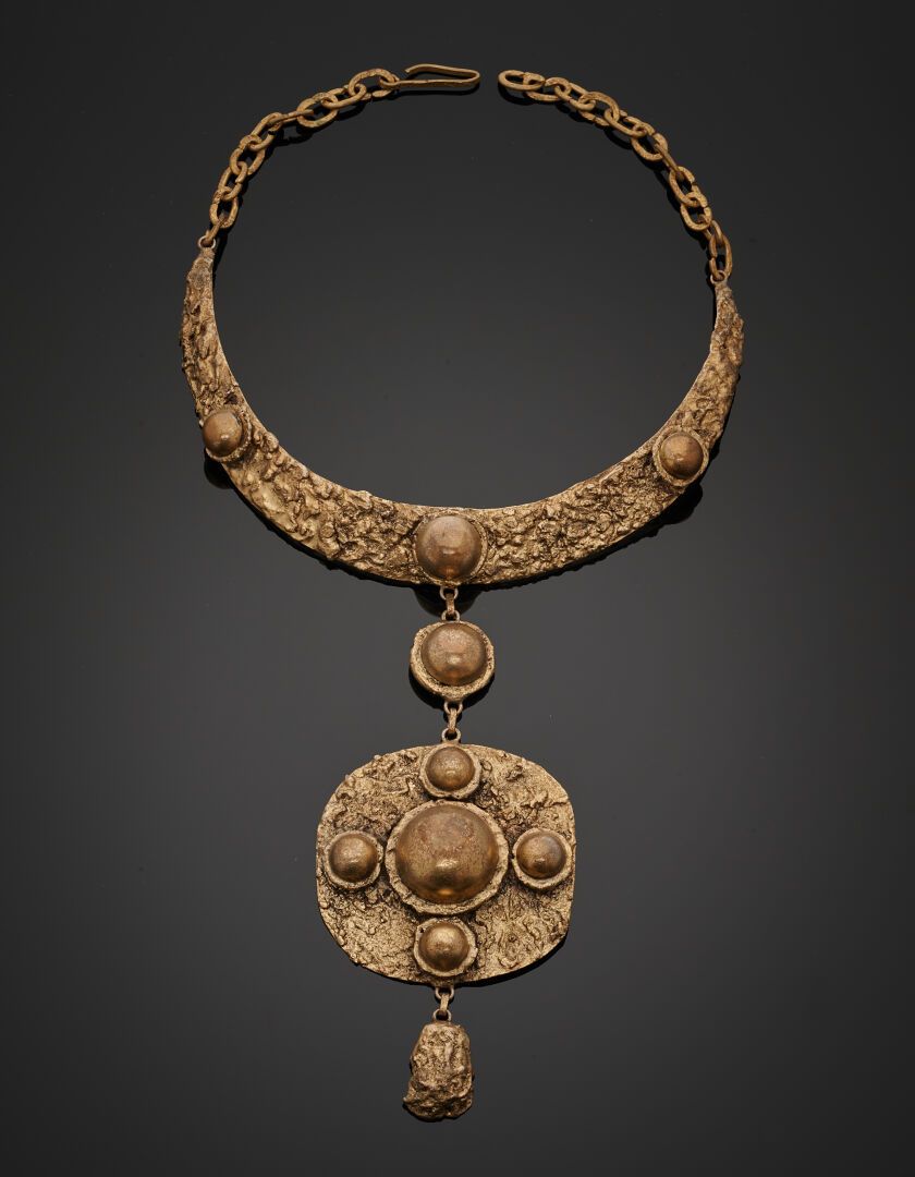 Null HENRI PERRICHON
Grand collier en métal doré, composé d'un torque ciselé et &hellip;