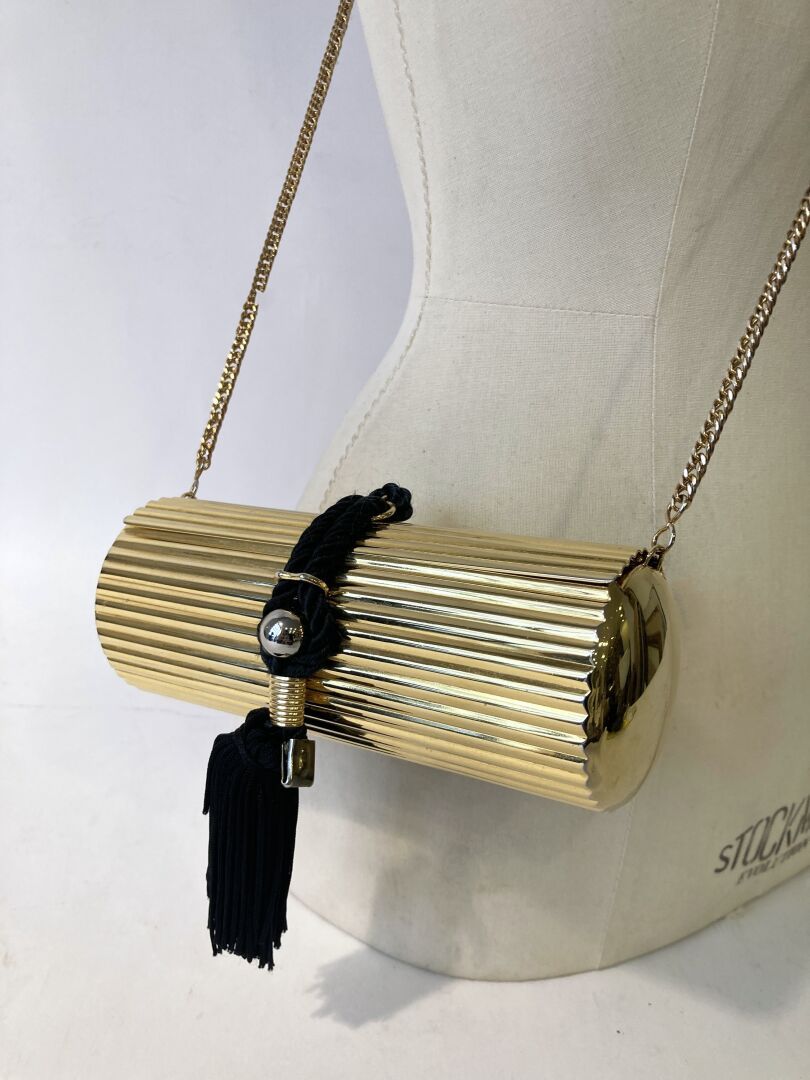 Null CLARITA
Evening clutch bag in gold-tone metal, black velvet interior, passe&hellip;