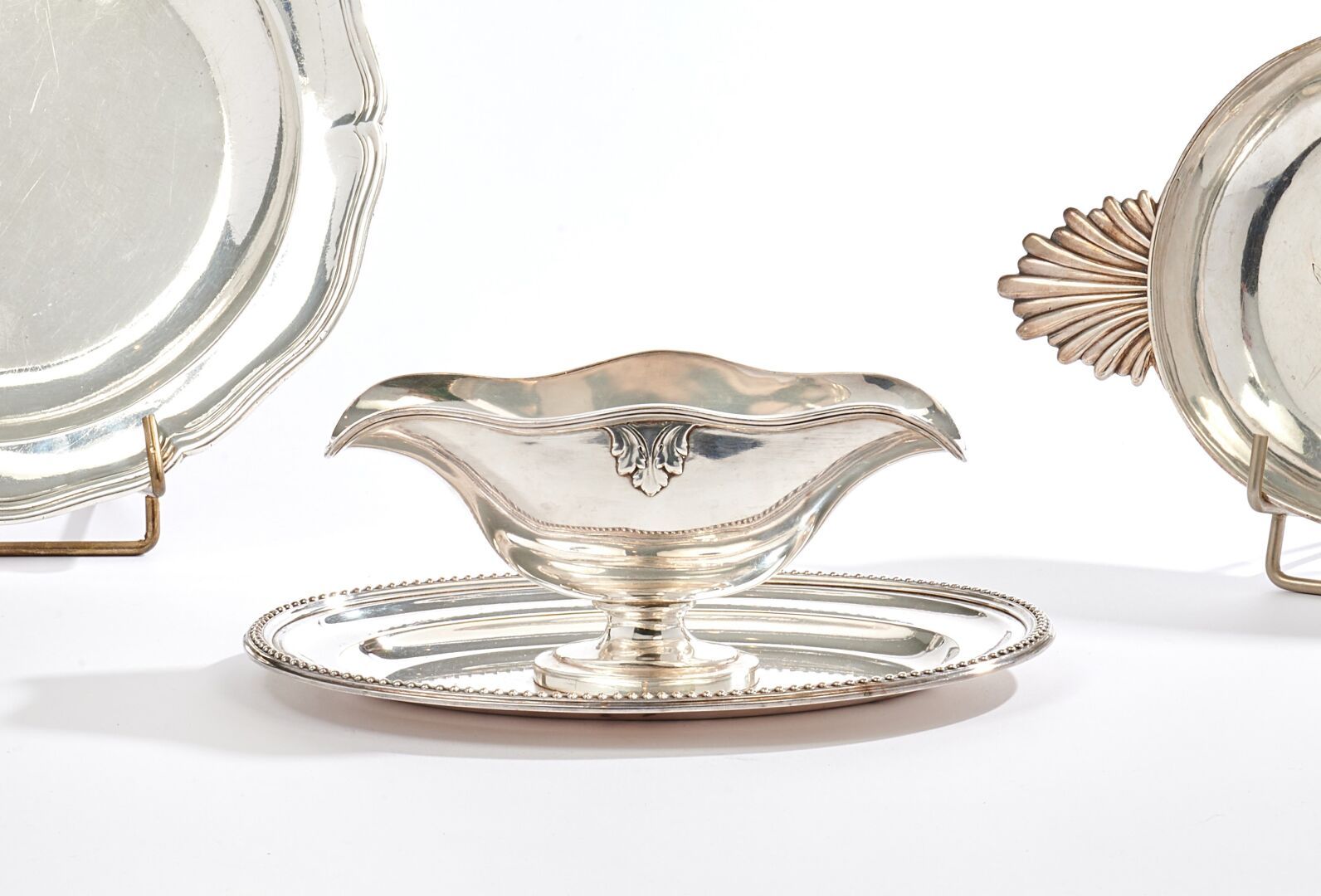 Null Sauce boat in silver-plated metal, beaded.
French work
(Traces of use and d&hellip;