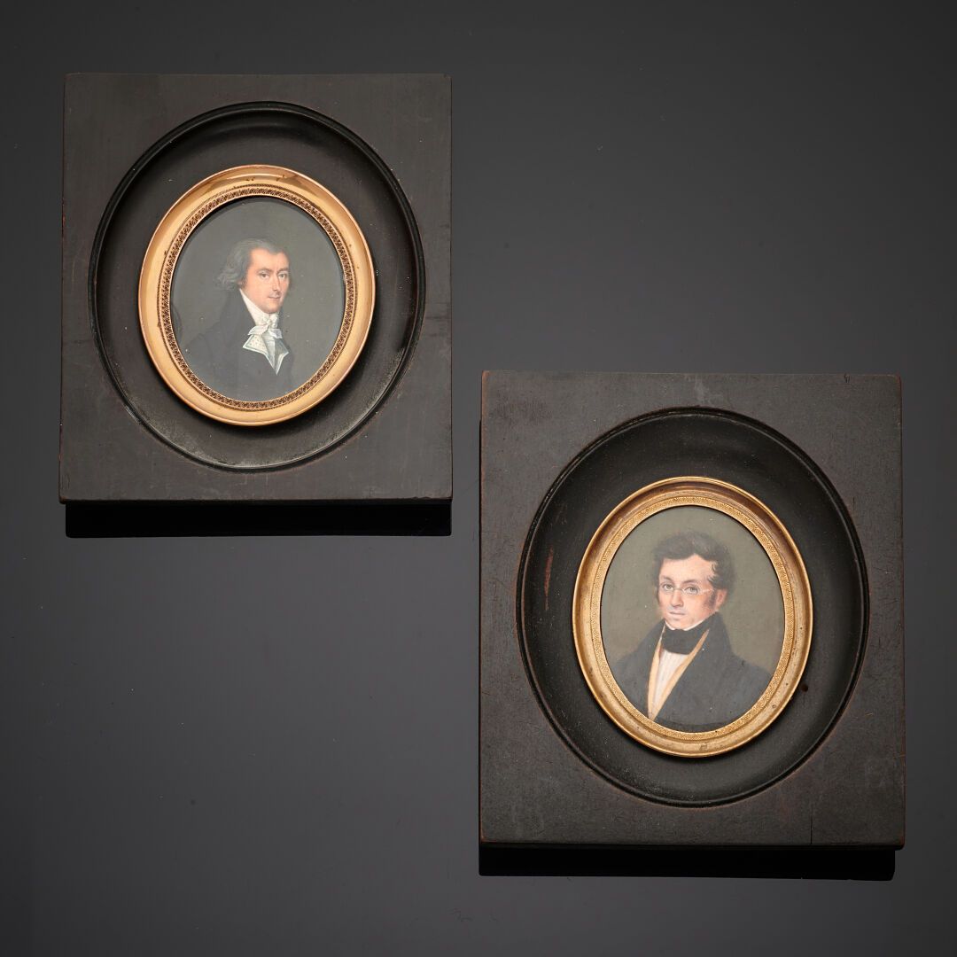 Null 19 世纪 SCHOOL
戴围脖的男子
戴眼镜的男子
两个椭圆形微型雕像 
高度：5.5 厘米