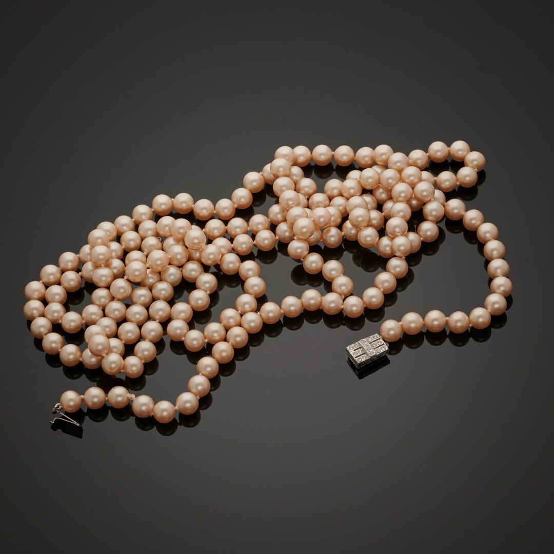 Null 镶嵌珍珠的花式项链，长方形棘轮扣镶嵌白色宝石。
长 147 厘米