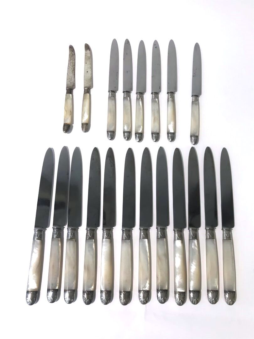 Null Lot comprenant :
Douze couteaux de table, manches en nacre, viroles et culo&hellip;