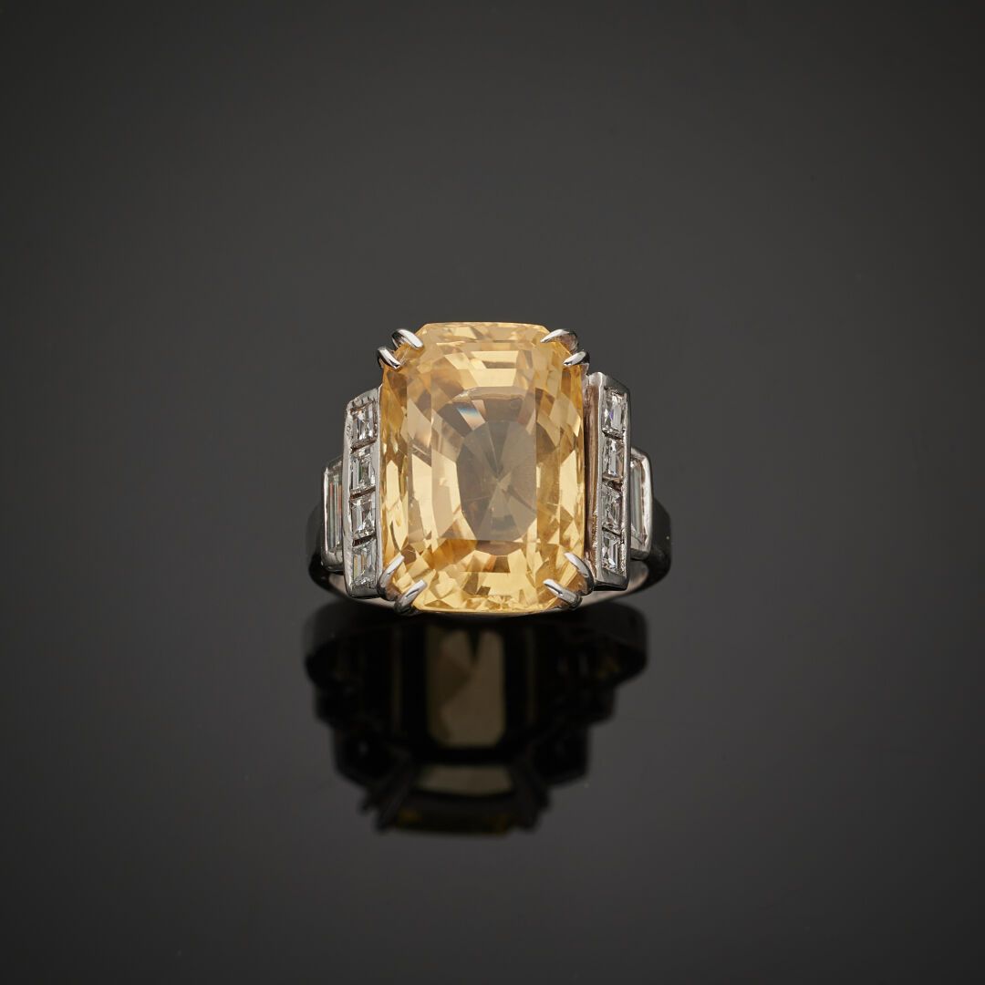 Null 750‰ 18K 白金戒指，镶嵌一颗大型长方形切割黄色蓝宝石，两侧镶嵌方形切割钻石和长方形切割钻石。
法国工艺
手指尺寸：54
毛重：8.90 克（有&hellip;