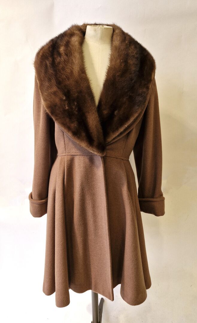 Null Serge MIKO Prestige
棕色羊毛和羊绒大衣，水貂毛领
尺寸约 38（穿过，原样）