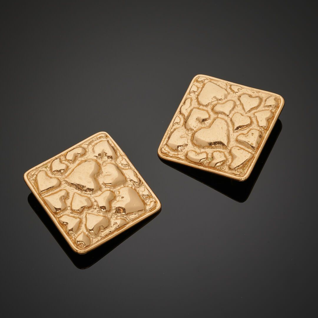 Null Yves SAINT LAURENT
Paire de clips d'oreilles de forme carrée en métal doré &hellip;