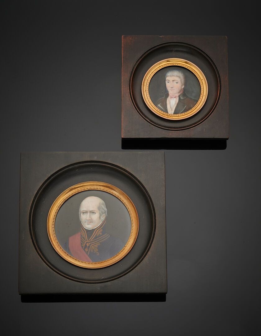 Null 19 世纪绘画
将军肖像
戴粉色围巾的男子肖像
两幅水粉微型画，其中一幅署名 VILLERS
直径分别为 7.5 厘米和 5.5 厘米