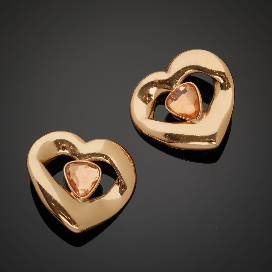 Null Yves SAINT LAURENT
Pair of heart-shaped ear clips, yellow cabochon in the c&hellip;