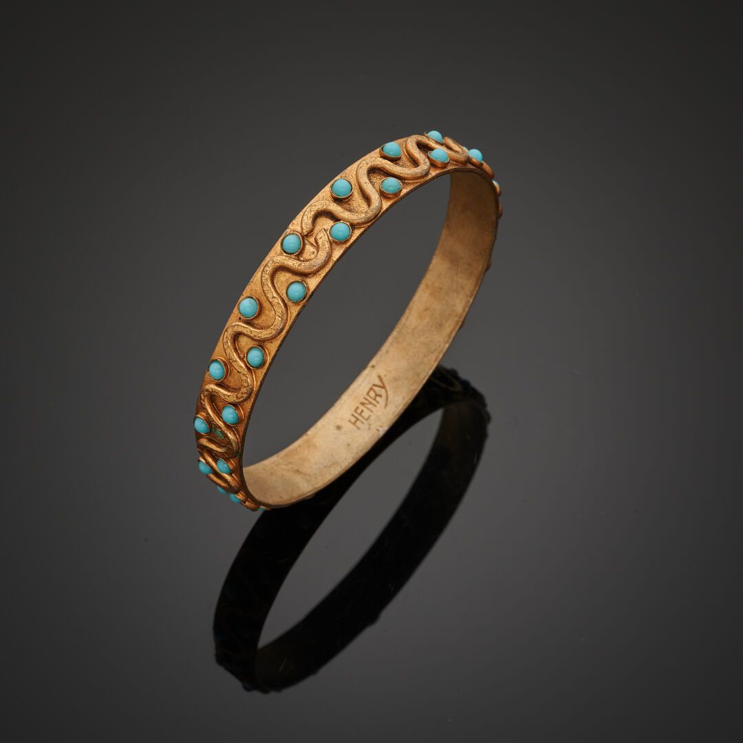 Null HENRI PERRICHON
Bracelet jonc rigide en métal doré, à motifs sinusoïdales p&hellip;