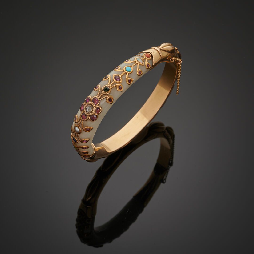 Null Bracelet jonc en or jaune 18K 750‰, paré d'un motif en jade orné de motifs &hellip;