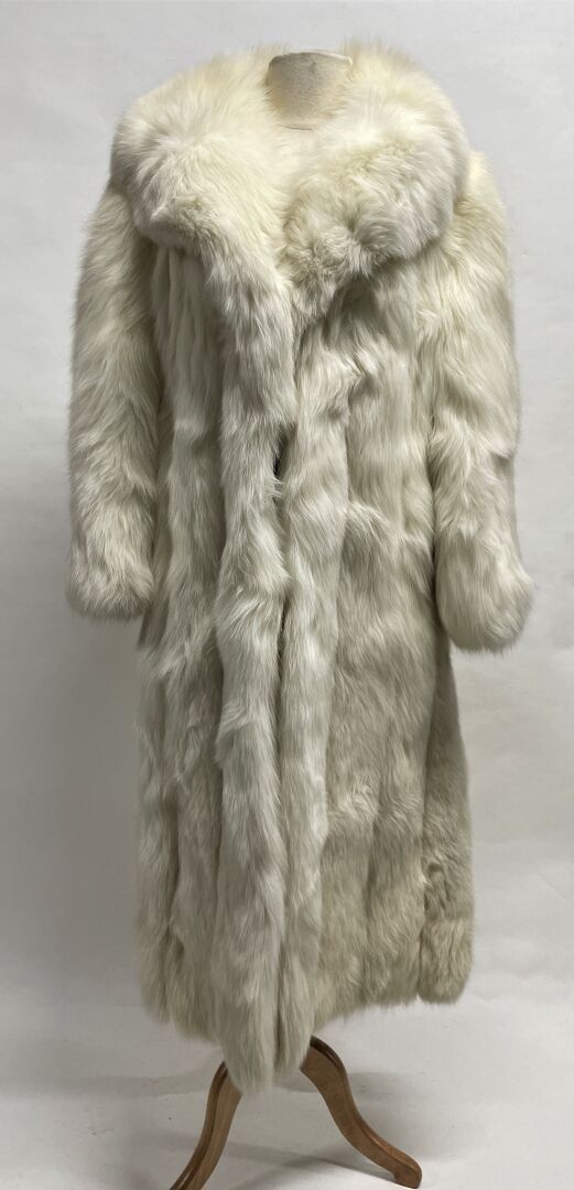 Null Manteau long en renard blanc, col cranté sur simple fermeture à un crochet,&hellip;