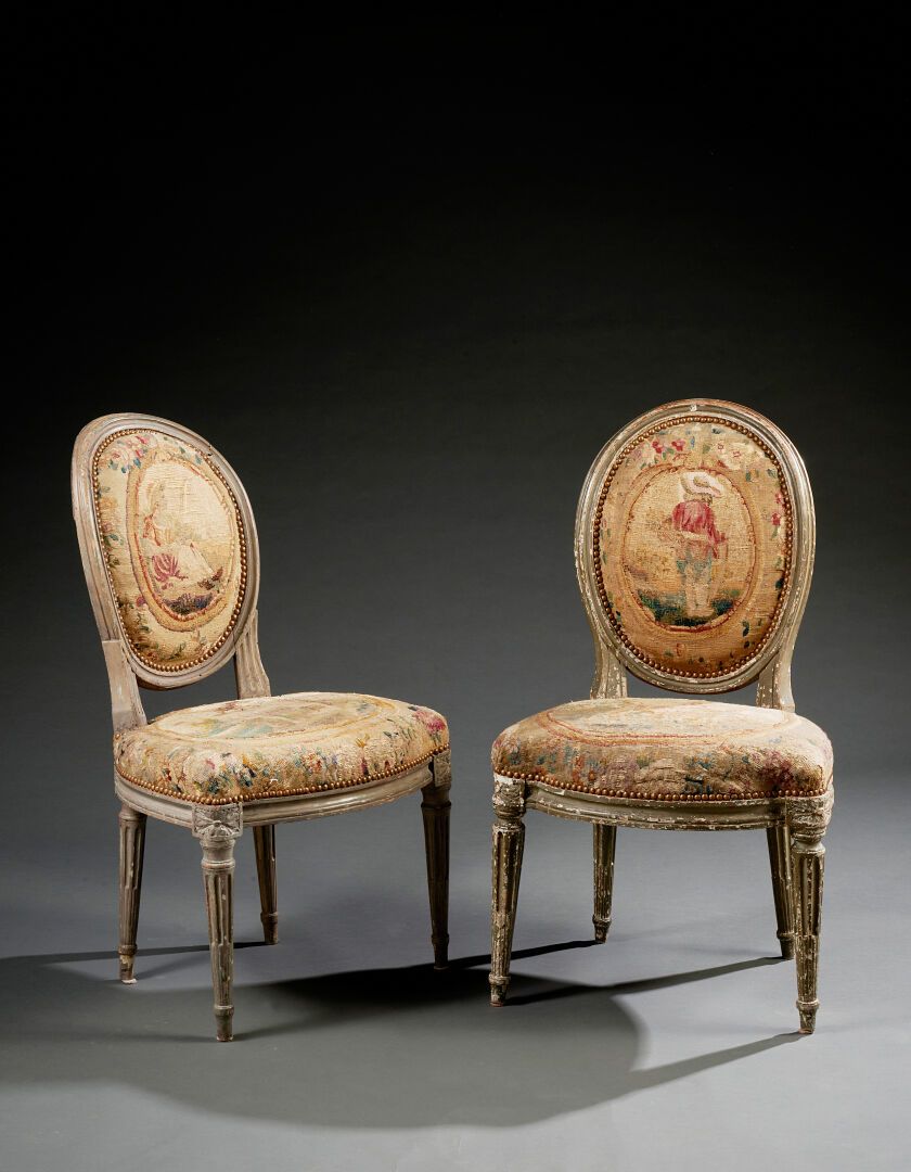 Null Paire de chaises de style Louis XVI en bois relaqué gris à dossier médaillo&hellip;